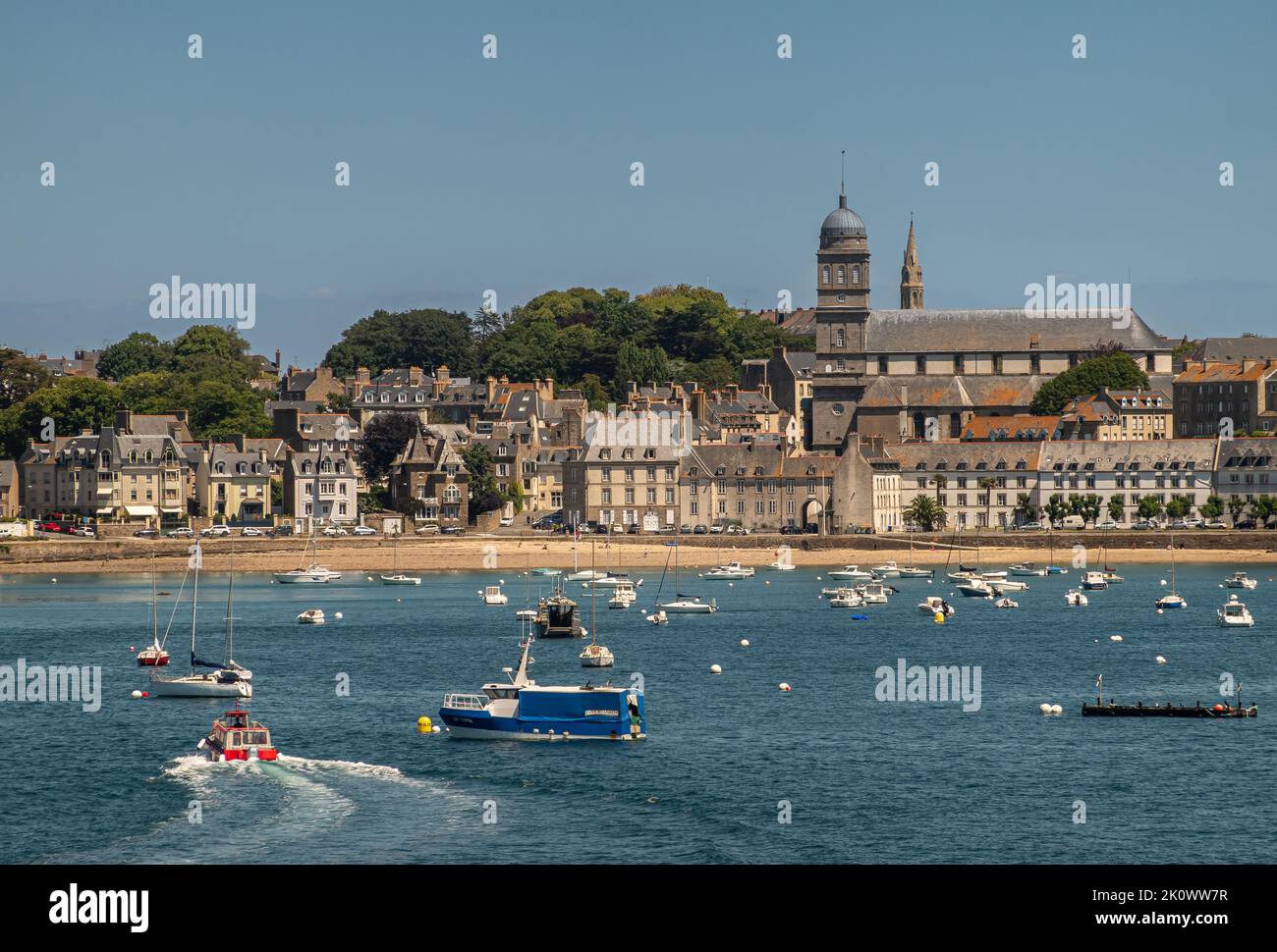 St. Malo, Bretagne, Frankreich - 8. Juli 2022: Stadtbild des Viertels Saint-Servan am Strand an der Mündung des Rance-Flusses Sainte-Croix unter blauem Himmel Stockfoto