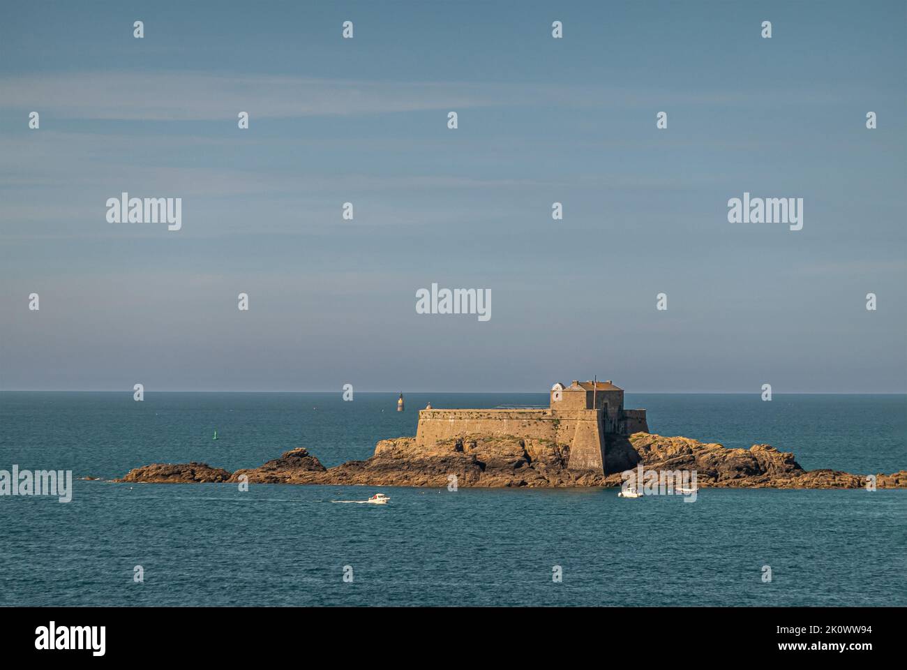 St. Malo, Bretagne, Frankreich - 8. Juli 2022: Nahaufnahme des braunen Steines Petit Be Fort auf seiner Insel vor der Altstadt im Ärmelkanal unter blauem sk Stockfoto