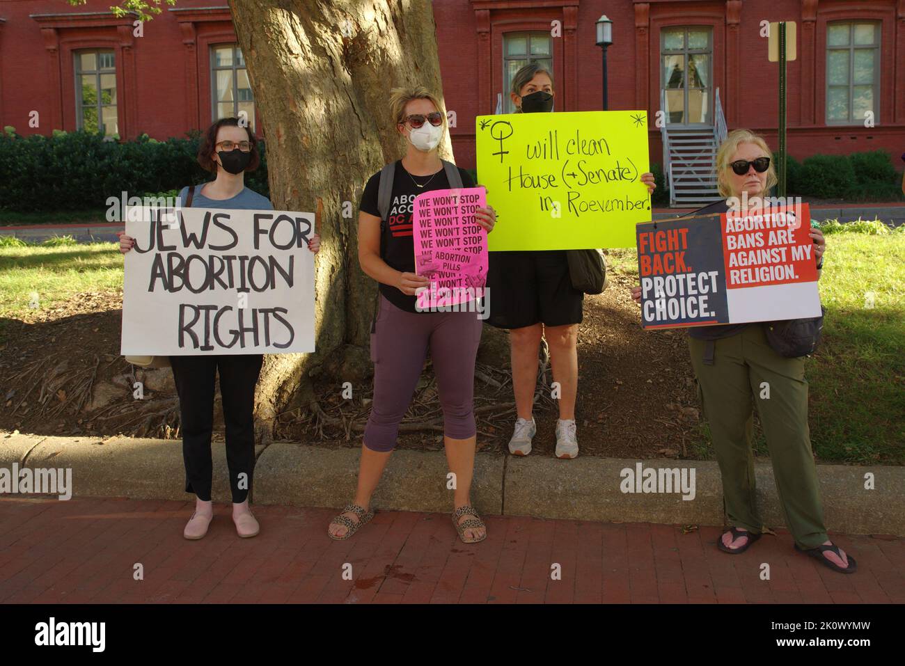 Washington DC, USA. 13. September 2022. Abtreibungsrechte Demonstranten halten Schilder vor dem National Building Museum, das die Susan B. Anthony Gala in der Innenstadt von Washington veranstaltet, ab. Quelle: Philip Yabut/Alamy Live News. Stockfoto