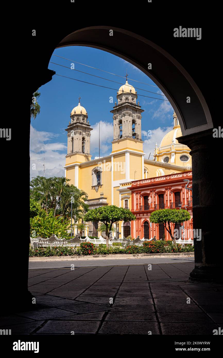 Colima, mexiko, Kolonialkirche und Regierungspalast von Colima. Zentraler Garten von Colima. Stockfoto