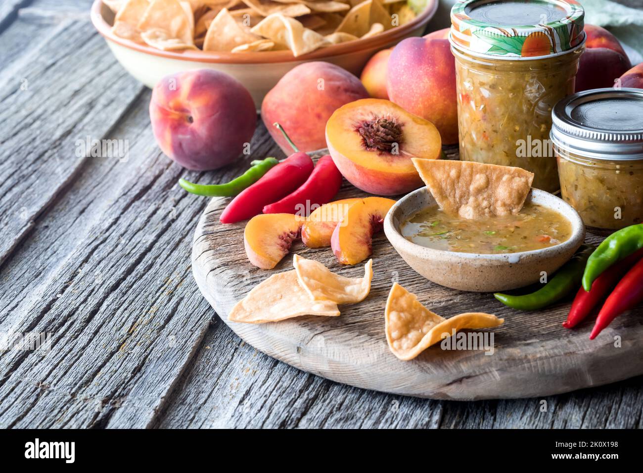 Frische, hausgemachte Pfirsich- und Pfeffersalsa serviert mit Tortilla-Chips. Stockfoto