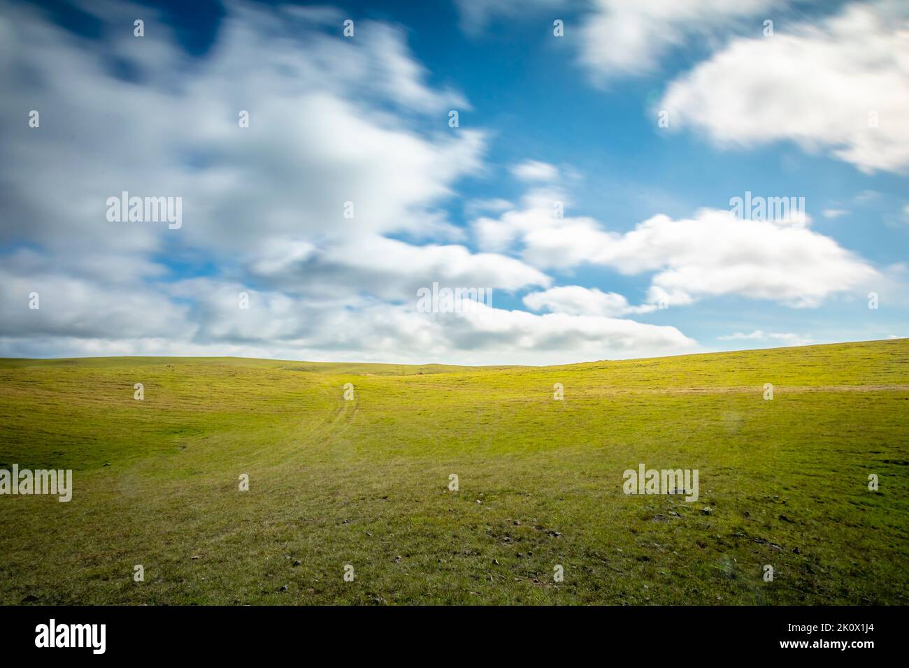Verschwommene Wolken bewegen sich und Rio Grande do Sul Pampa - Südbrasilien Stockfoto