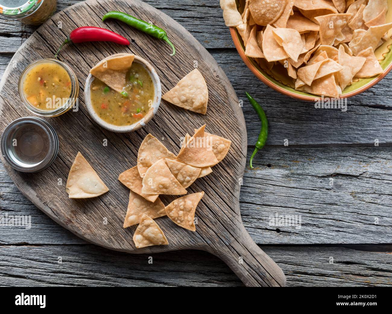Blick von oben auf frische grüne Salsa, serviert mit authentischen Tortilla-Chips. Stockfoto