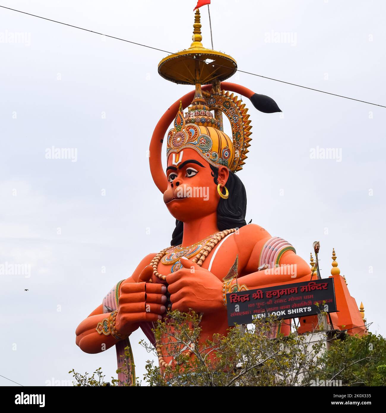 Große Statue von Lord Hanuman in der Nähe der delhi U-Bahn-Brücke in der Nähe von Karol Bagh, Delhi, Indien, Lord Hanuman Statue berühren Himmel Stockfoto