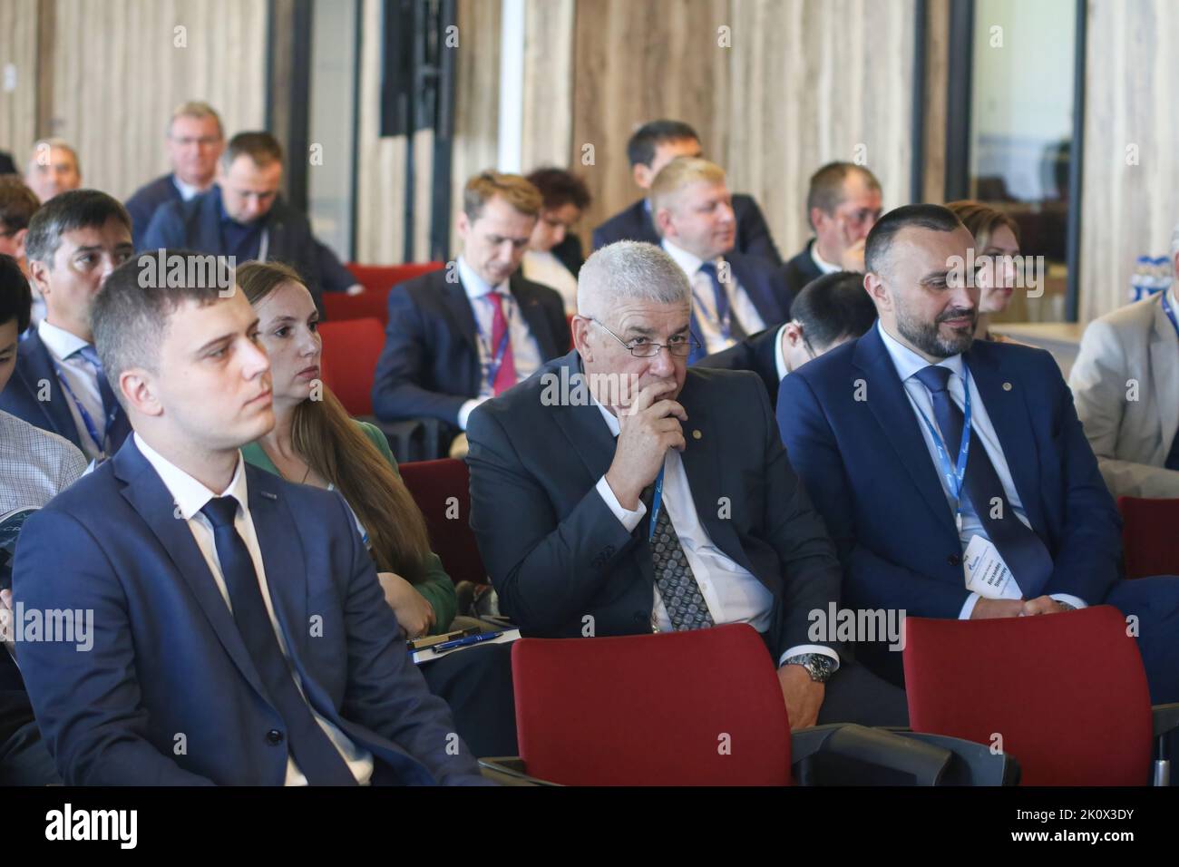 St. Petersburg, Russland. 13. September 2022. Zuhörer bei einer Session zu Kompressorausrüstung: Entwicklungsperspektiven gegen die neuen Herausforderungen des St. Petersburg International Gas Forum 2022 (SPIGF 2022). (Foto von Maksim Konstantinov/SOPA Images/Sipa USA) Quelle: SIPA USA/Alamy Live News Stockfoto