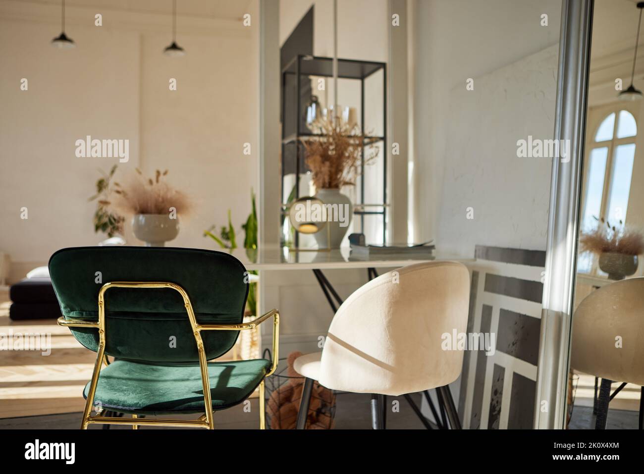Elegante Stühle im hellen Raum mit Einrichtung Stockfoto