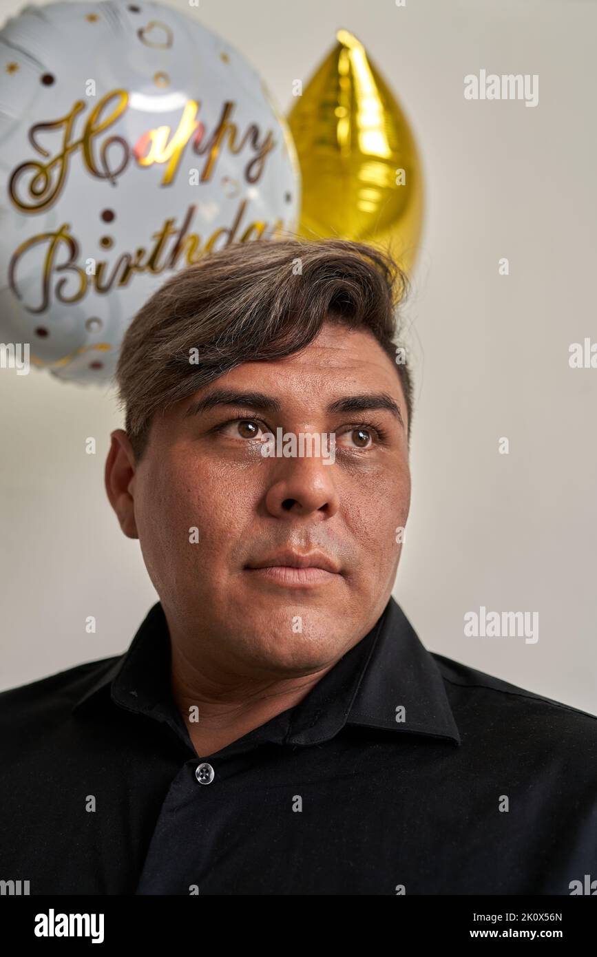 Geburtstagsfeier mit brillanten Farben und Selbstgenuss Stockfoto