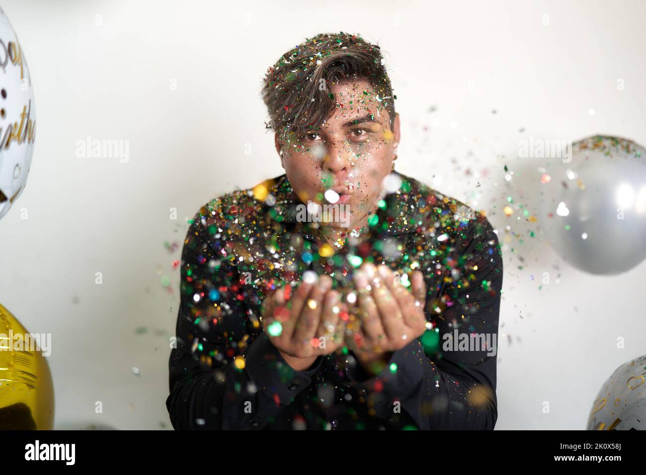 Geburtstagsfeier mit brillanten Farben und Selbstgenuss Stockfoto