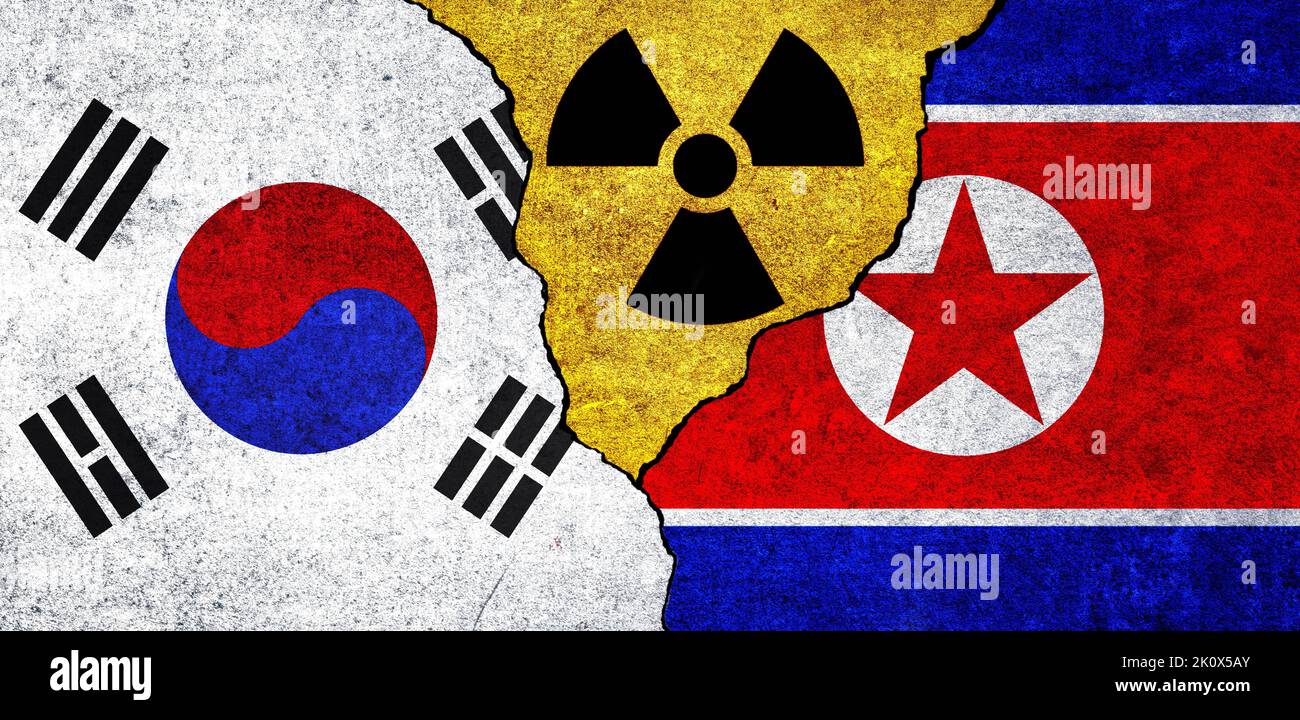 Flaggen von Nordkorea, Südkorea und Strahlungssymbol zusammen. Südkorea und Nordkorea Nuklearabkommen, Bedrohung, Abkommen, Spannungskonzept Stockfoto