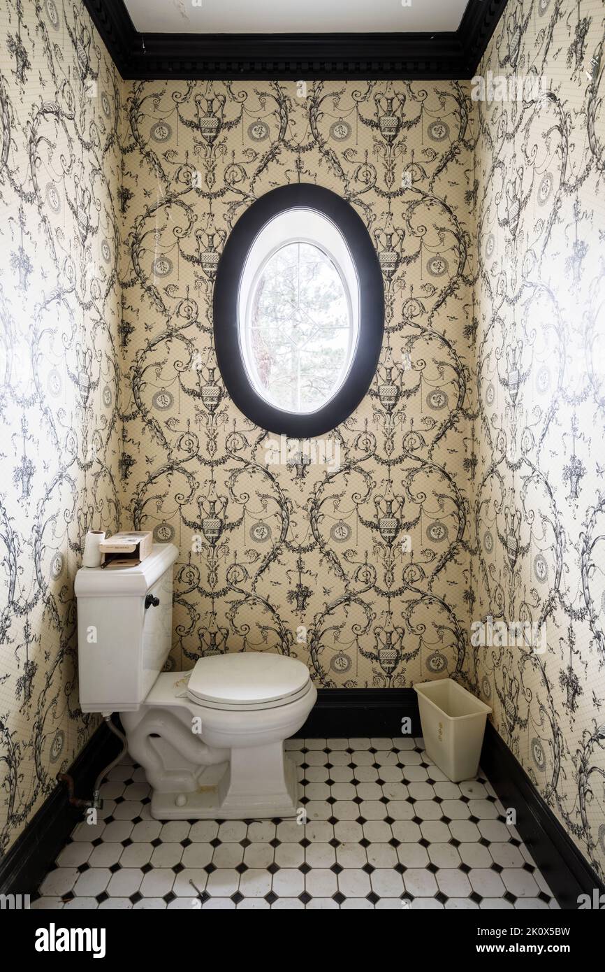 Ein kleines Badezimmer in einem Haus mit einem ovalen Fenster. Dieses Haus wurde seitdem abgerissen. Stockfoto