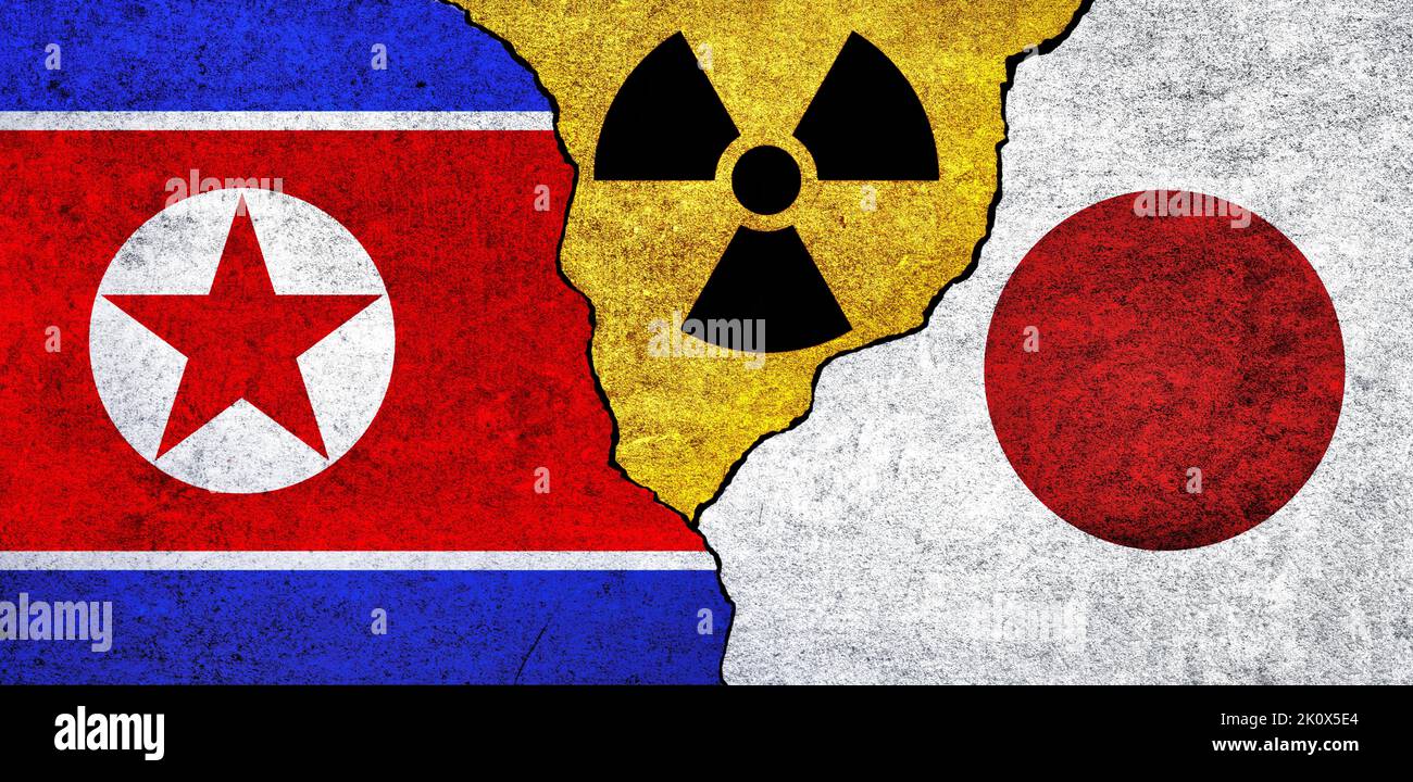 Flaggen von Japan, Nordkorea und Strahlungssymbol zusammen. Japan und Nordkorea Nuklearabkommen, Bedrohung, Abkommen, Spannungskonzept Stockfoto