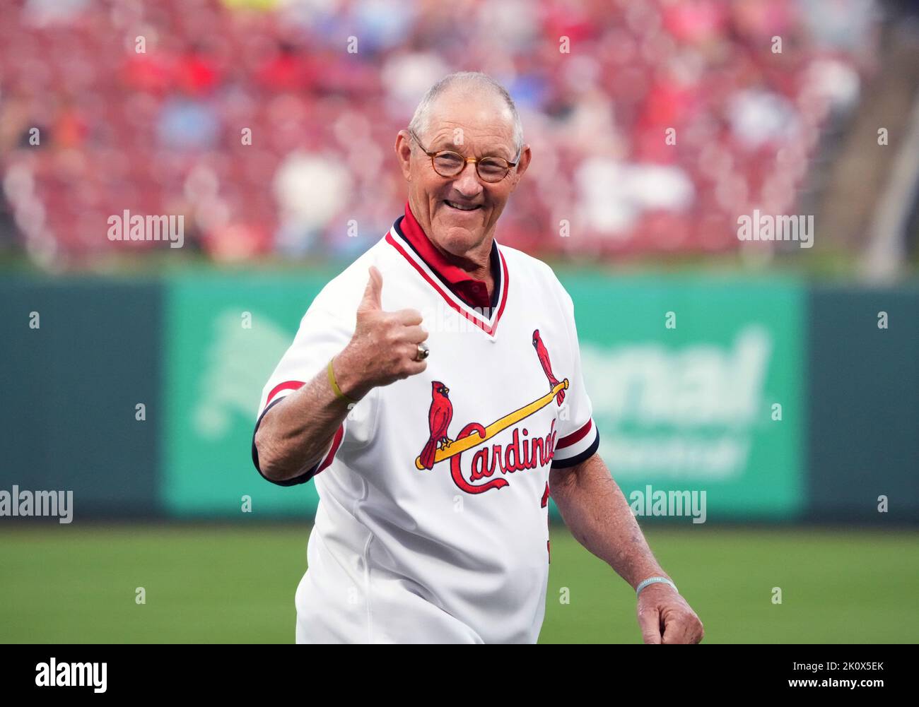 St. Louis, Usa. 13.. September 2022. Der ehemalige St. Louis Cardinals Pitcher und Mitglied der National Baseball Hall of Fame, Jim Kaat, gibt einen Daumen nach oben, nachdem er eine zeremonielle erste Seillänge vor der Milwaukee Brewers-St. geworfen hat Baseballspiel der Louis Cardinals im Busch Stadium in St. Louis am Dienstag, den 13. September 2022. Foto von Bill Greenblatt/UPI Credit: UPI/Alamy Live News Stockfoto