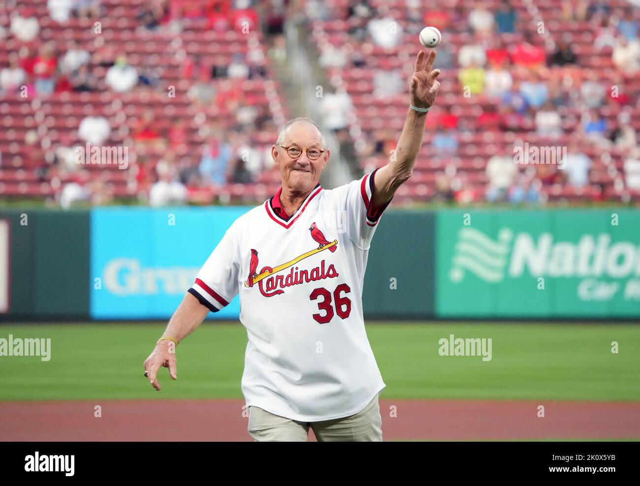 St. Louis, Usa. 13.. September 2022. Der ehemalige St. Louis Cardinals Pitcher und National Baseball Hall of Fame-Mitglied Jim Kaat wirft eine feierliche erste Seillänge vor der Milwaukee Brewers-St. Baseballspiel der Louis Cardinals im Busch Stadium in St. Louis am Dienstag, den 13. September 2022. Foto von Bill Greenblatt/UPI Credit: UPI/Alamy Live News Stockfoto