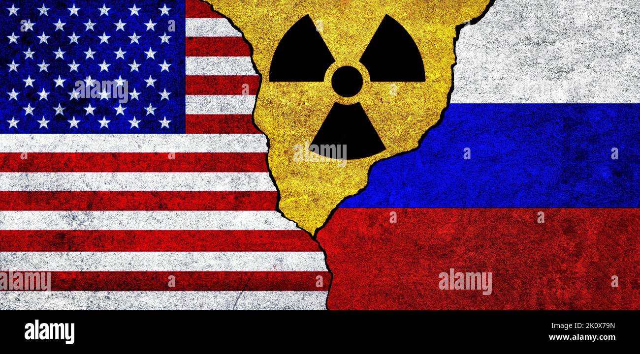 Flaggen der USA, Russlands und Strahlungssymbole zusammen. USA und Russland Nuklearabkommen, Bedrohung, Abkommen, Spannungen Konzept Stockfoto