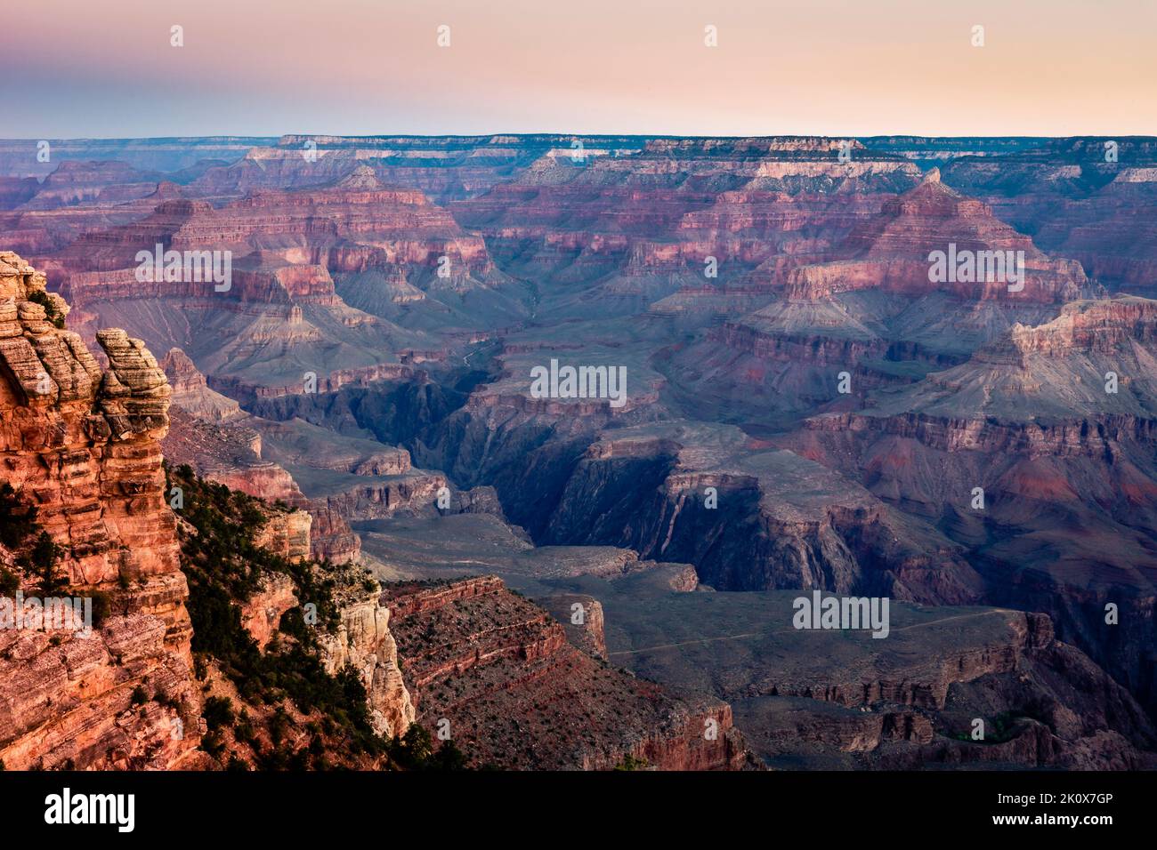 Silhouette am Südrand des Grand Canyon bei goldenem Sonnenuntergang, Arizona, USA Stockfoto