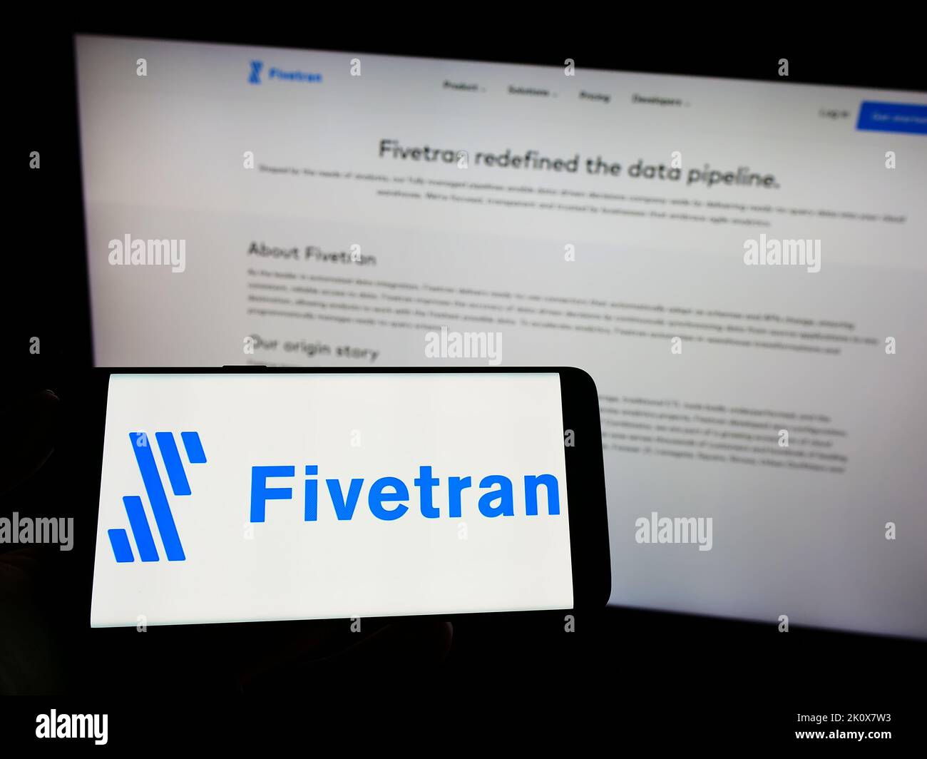 Person, die das Smartphone mit dem Logo des US-amerikanischen Datensoftwareunternehmens Fivetran Inc. Auf dem Bildschirm vor der Website hält. Konzentrieren Sie sich auf die Telefonanzeige. Stockfoto