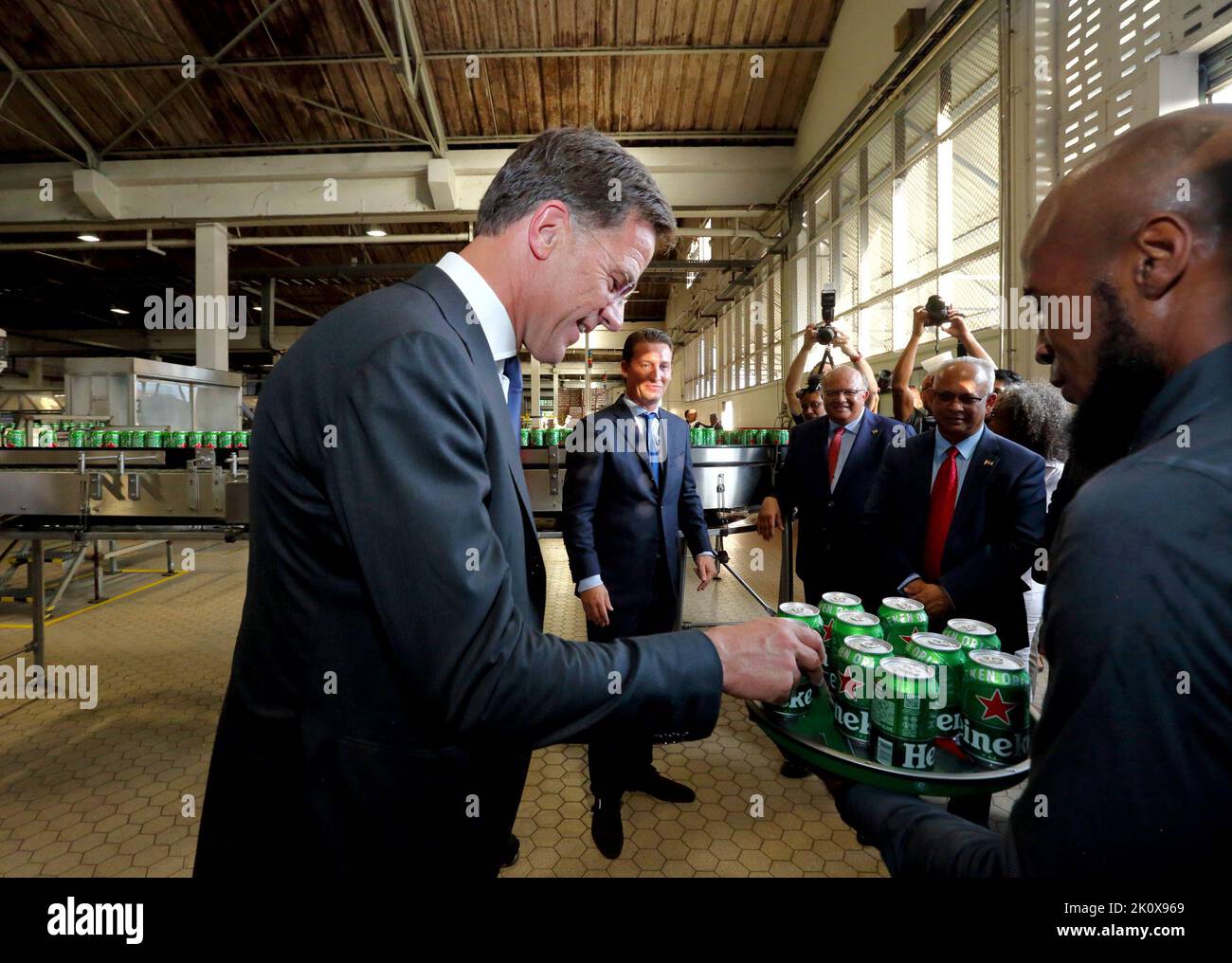 2022-09-13 17:29:33 Premierminister Mark Rutte und der Präsident von Surinam, Chan Santokhi, besuchen die Surinamesische Brauerei PARBO während seines Besuchs in Suriname. ANP Ranu Abhelakh niederlande aus - belgien aus Stockfoto
