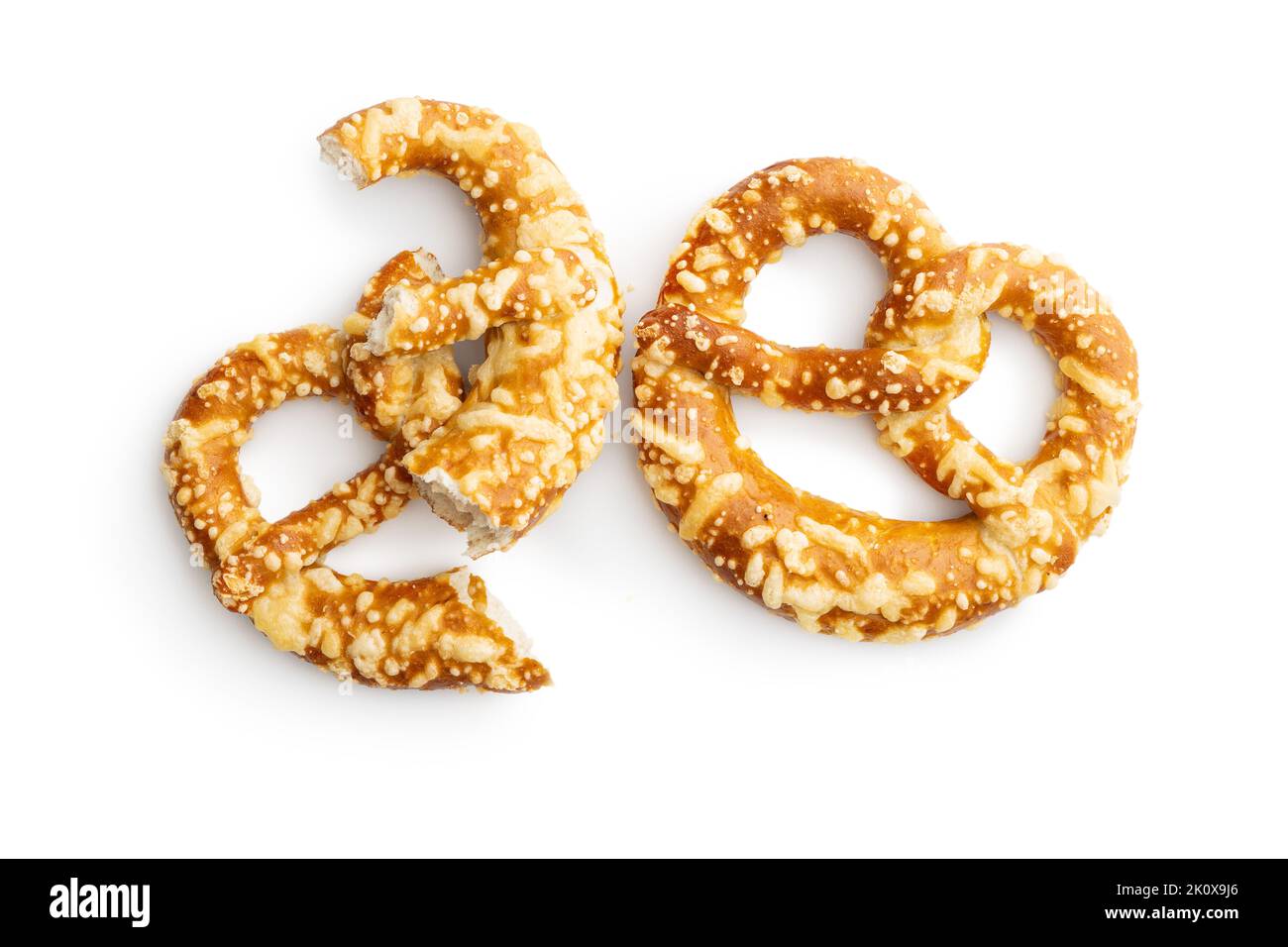 Deutsche Brezel mit gebackenem Käse isoliert auf weißem Hintergrund. Stockfoto