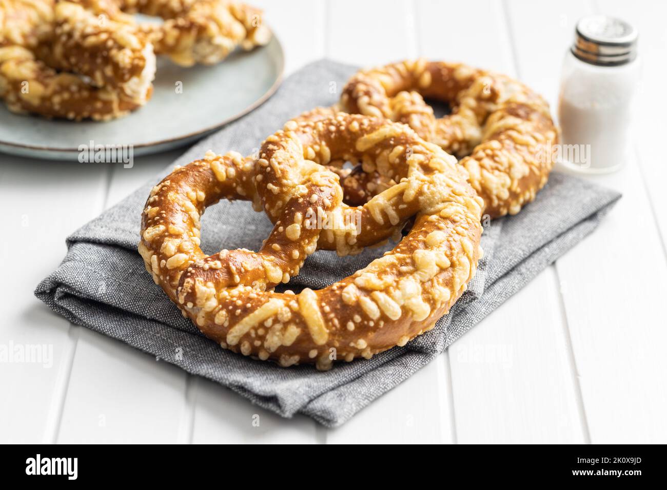 Deutsche Brezel mit gebackenem Käse auf dem Küchentisch. Stockfoto
