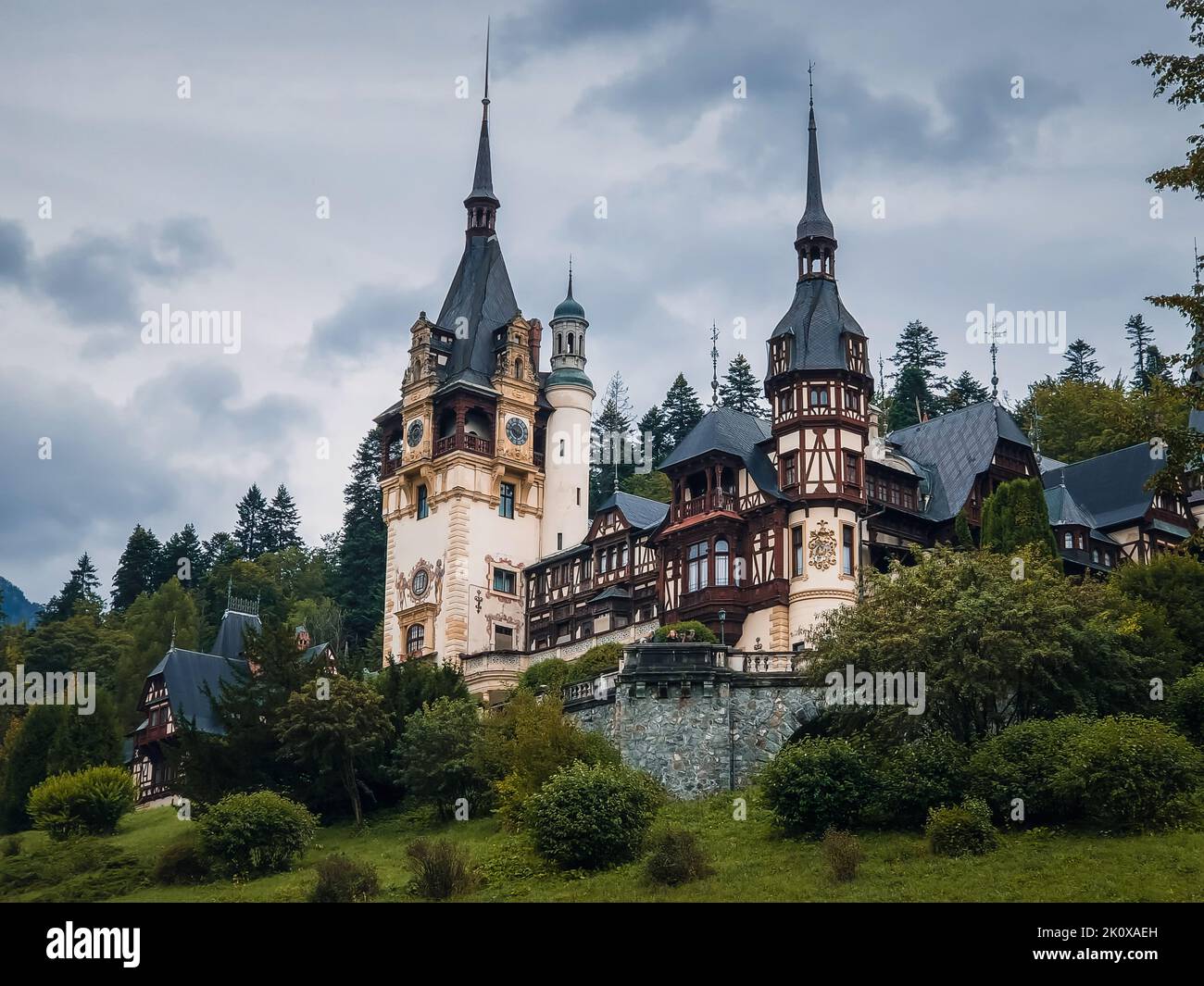 Schloss Peles in Sinaia, Rumänien. Berühmter Neo-Renaissance Palast der königlichen Familie im Herzen der Karpaten gelegen. Stockfoto