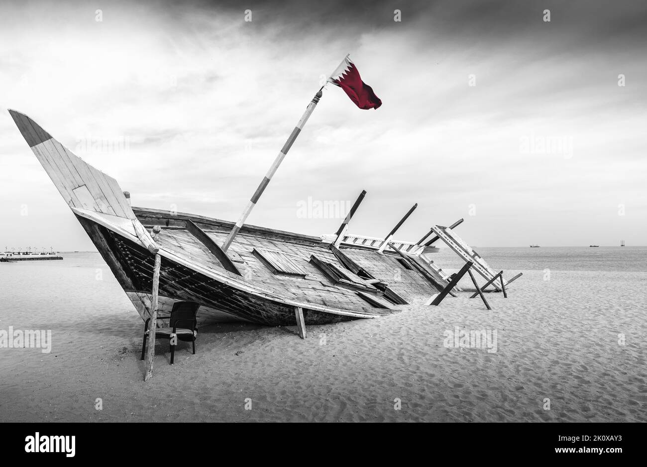 Altes Schiff (traditionelle Dhow) sitzt an einem Strand in Al Wakra, Katar. Stockfoto