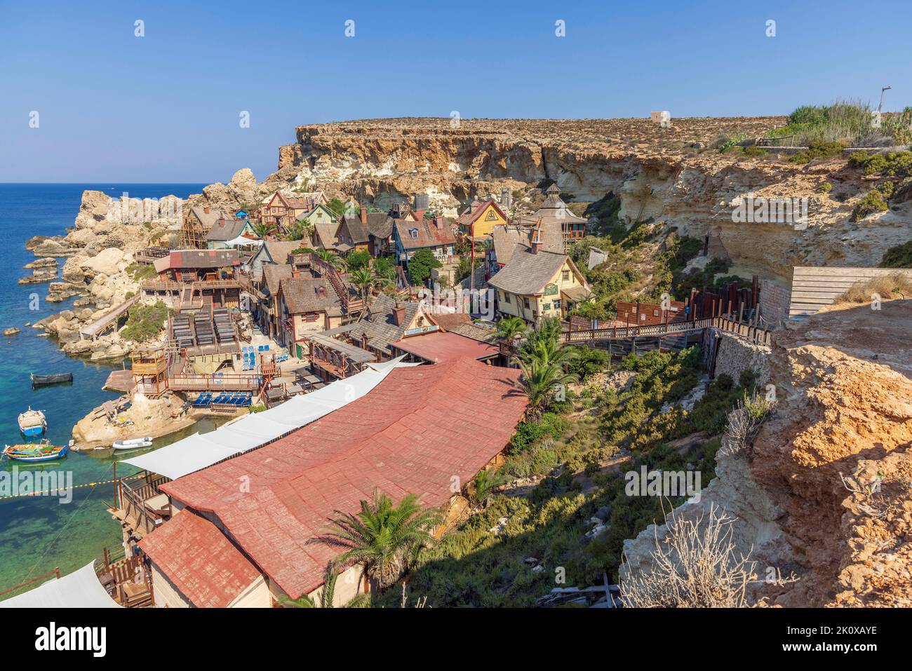 Blick auf Popeye Village, Malta. Es wurde als Filmset für die Produktion des Live-Action-Spielfilms Popeye aus dem Jahr 1980 gebaut. Stockfoto