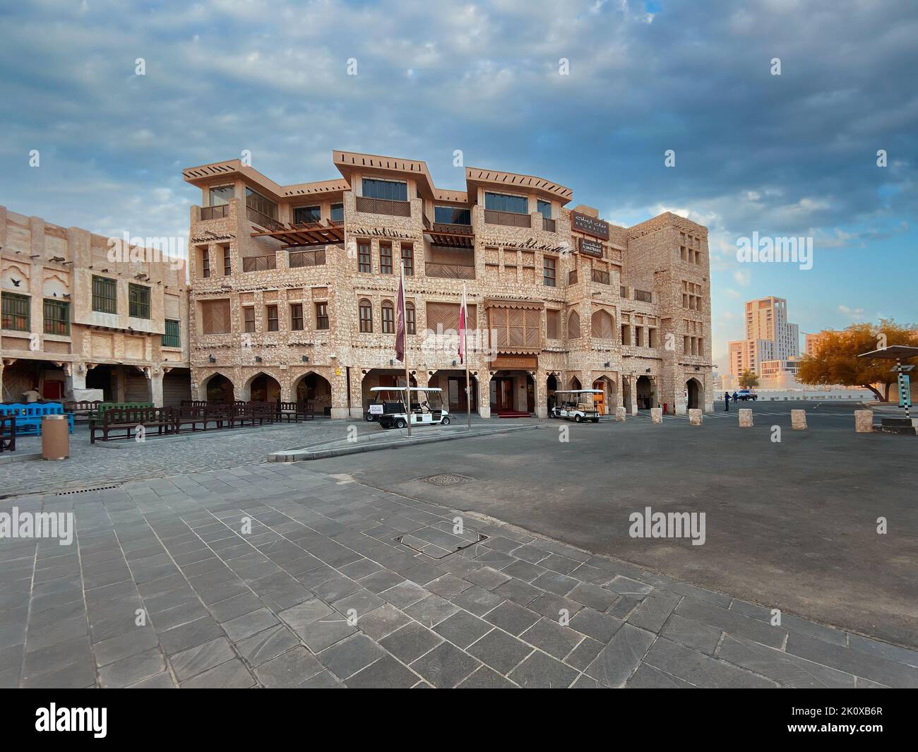 Souq Waqif ist ein Souk in Doha, im Bundesstaat Katar. Der Souk ist bekannt für den Verkauf von traditionellen Kleidungsstücken, Gewürzen, Kunsthandwerk und Souvenirs Stockfoto