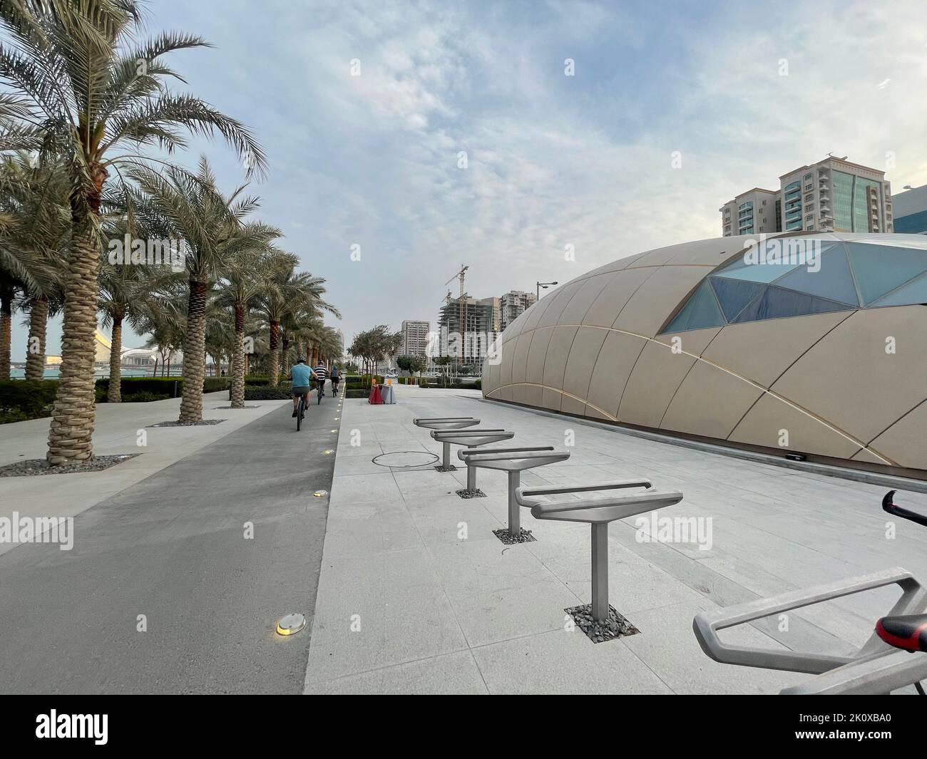 Wunderschöner Blick am Abend auf den Lusail Marina Park und die Lusail Metro Station Stockfoto