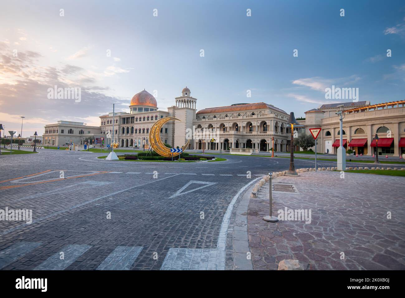 Blick auf die Galleria Lafayette im Katara Cultural Village im Ramadan 2022. Stockfoto