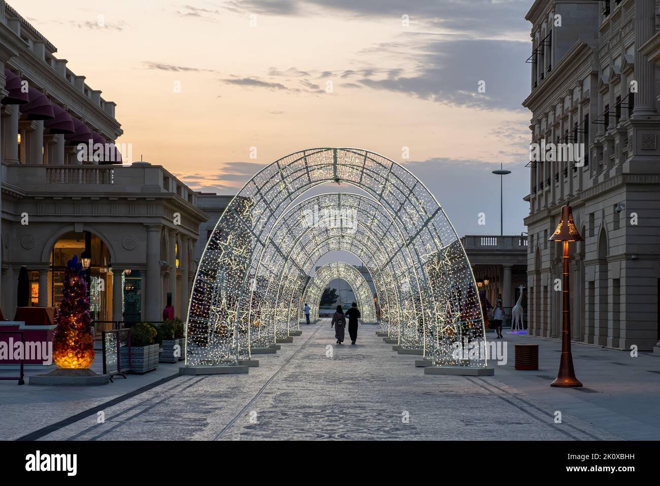 Blick auf die Galleria Lafayette im Katara Cultural Village im Ramadan 2022. Stockfoto