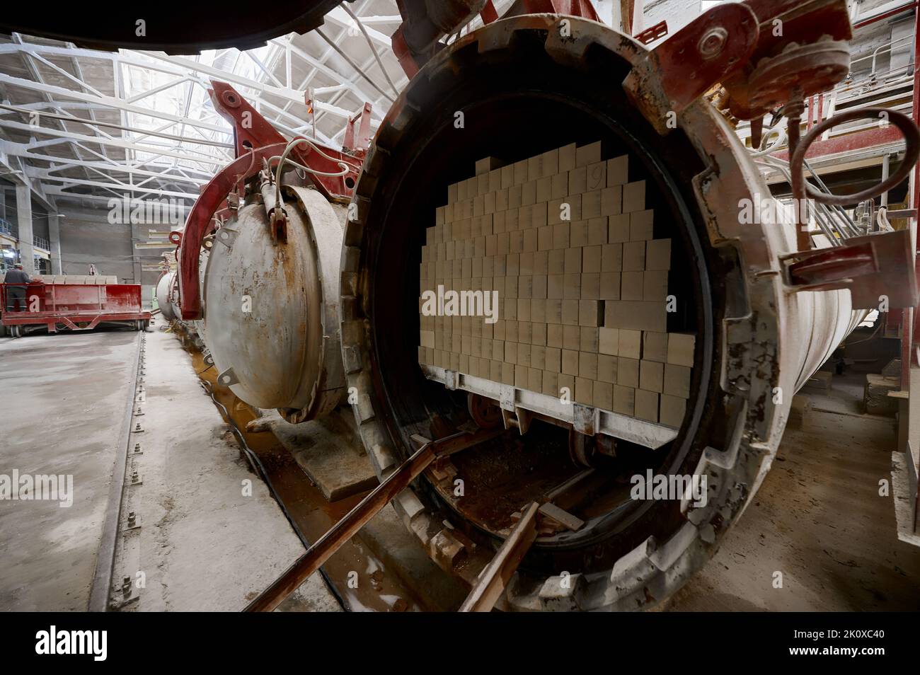 Fermenter für Silikasteine Dampfhärtung in der Werkshalle Stockfoto