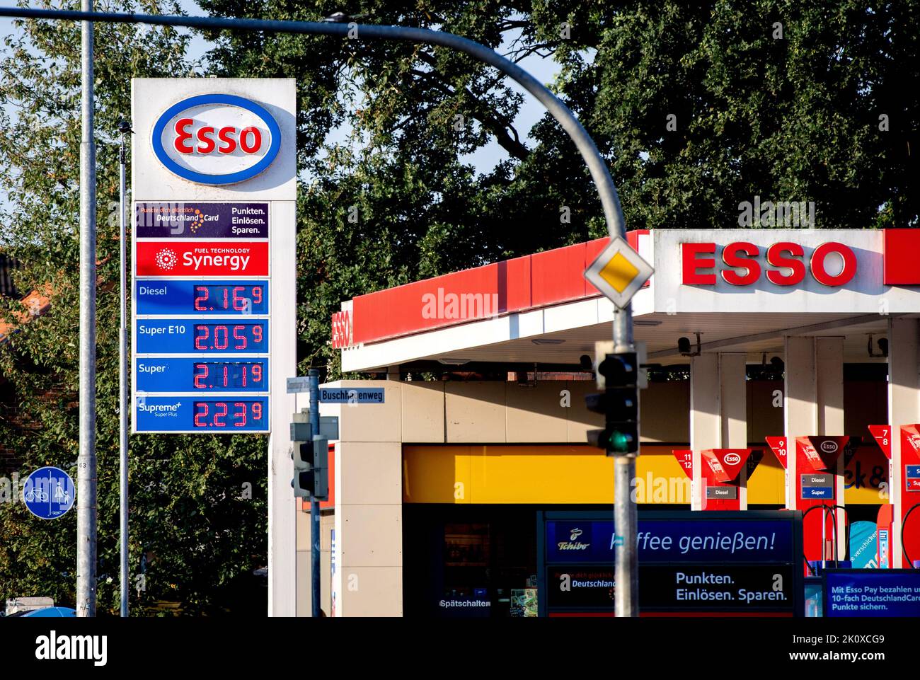 Oldenburg, Deutschland. 04. September 2022. Auf dem Display einer Esso-Tankstelle  werden die Preise für Diesel-, Super E10-, Super- und Super  Plus-Kraftstoffe angezeigt. Nach dem Ende des Treibstoffnachlasses sind  Kraftstoffe vielerorts wieder teurer