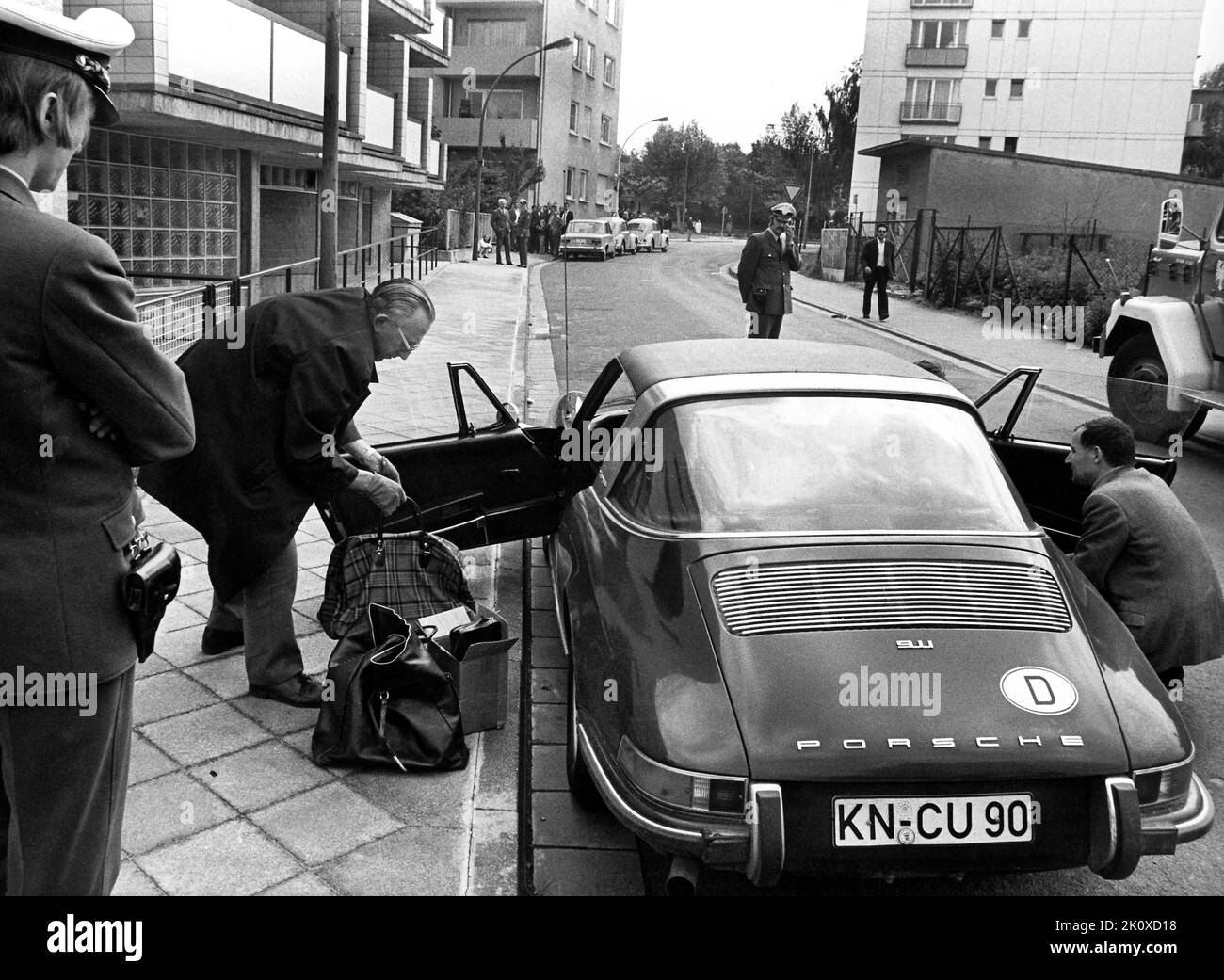 Kriminalbeams untersucht am 01.06.1972 im Frankfurter Stadtteil Dornbusch das Gepäck, das in einem Porsche mit Konstanzer Kennzeichen gefunden wurde. Das Wagen wurde von den vier Mitgliedern der Baader-Meinhof-Gruppe benutzt, die am Morgen des 01.06.1972 von der Polizei festgenommen wurden. Bei den Verhafteten handelt es sich um Andreas Baader, Holger Meins und Jan-Carl Raspe. Ein vierter Vermächtiger konnte nicht identifiziert werden. Foto: Roland Witschel +++(c) dpa - Report+++ [dpabilderarchiv] Stockfoto