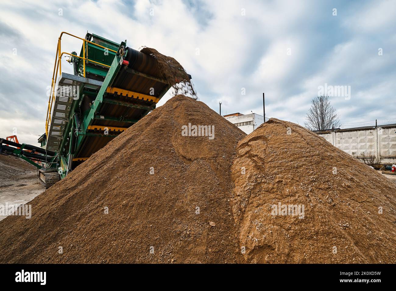 Der Boden fällt vom Förderband des Brech- und Sortierkomplexes ab Stockfoto