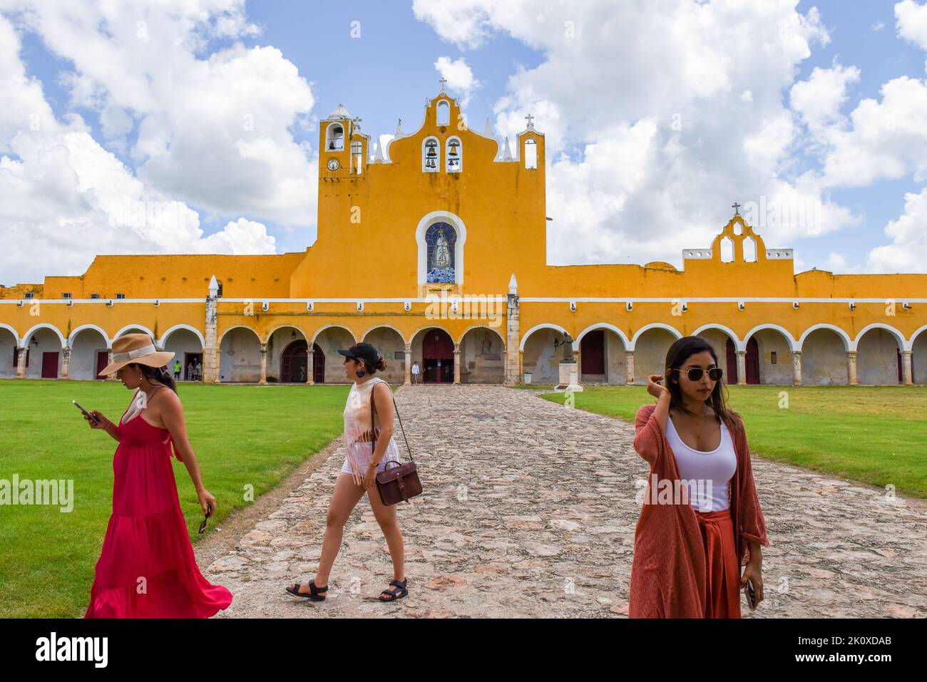 Modische Touristen besuchen das berühmte Kloster von San Antonio de Padua, Izamal, Yucatan, Mexiko Stockfoto