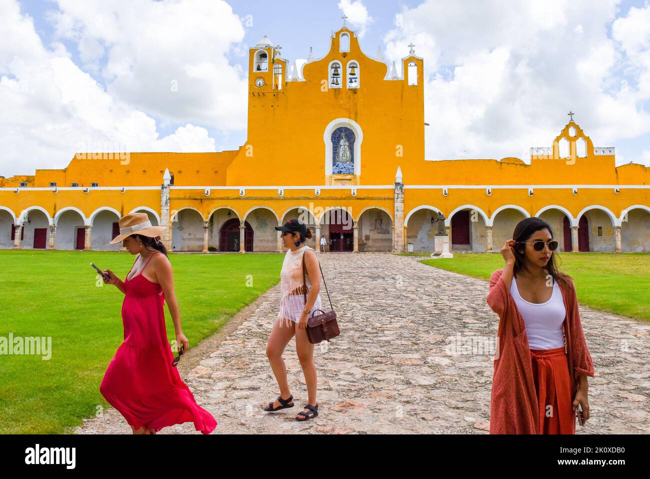 Modische Touristen besuchen das berühmte Kloster von San Antonio de Padua, Izamal, Yucatan, Mexiko Stockfoto