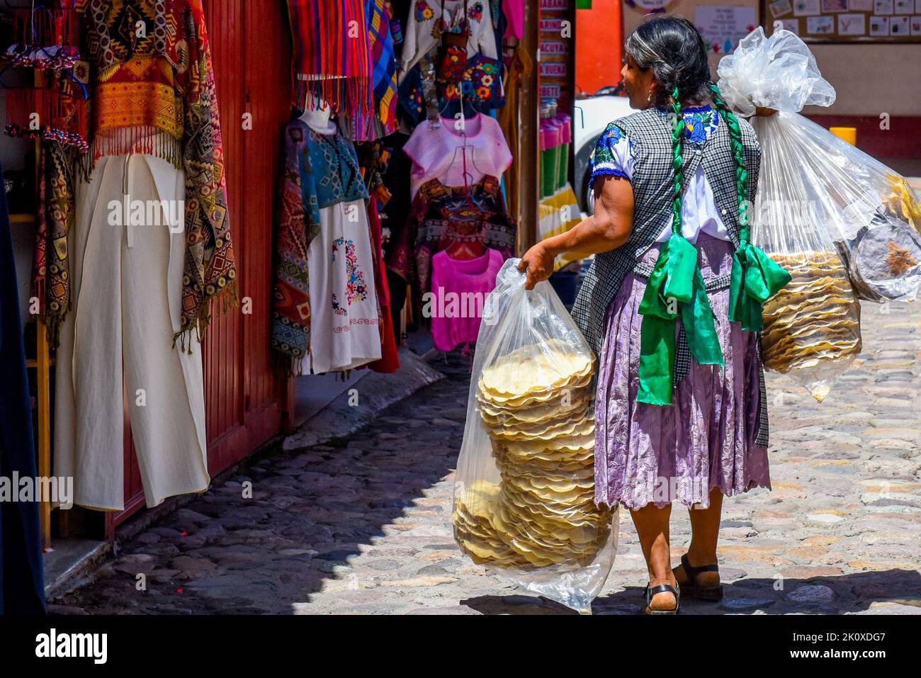 Mexikanische Maya-Frau, die Tlayudas, Stadt Mitla, Oaxaca, Mexiko verkauft Stockfoto