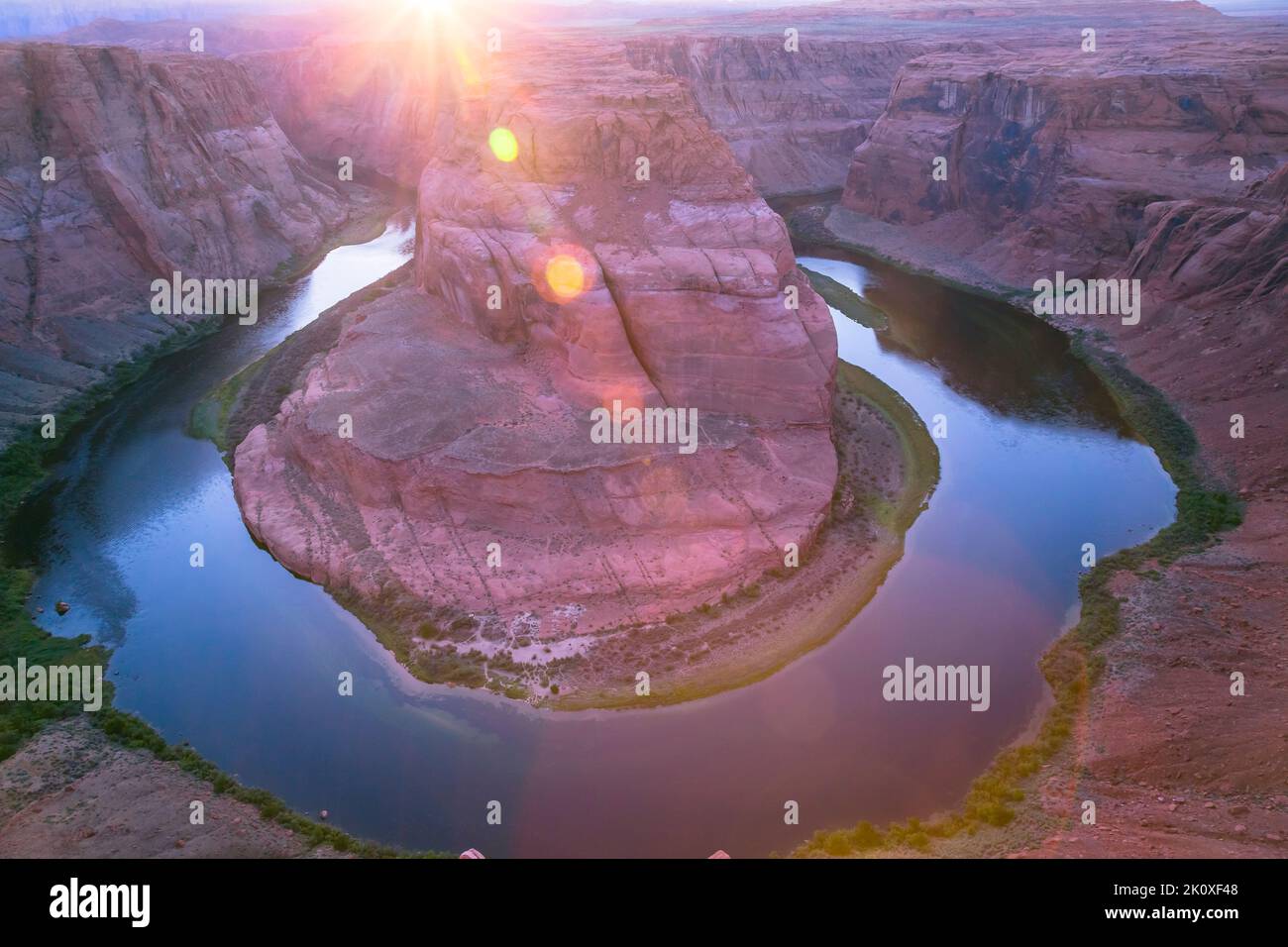 Hufeisenbogen über dem smaragdgrünen Colorado River bei Sonnenuntergang, Page, Arizona, USA Stockfoto