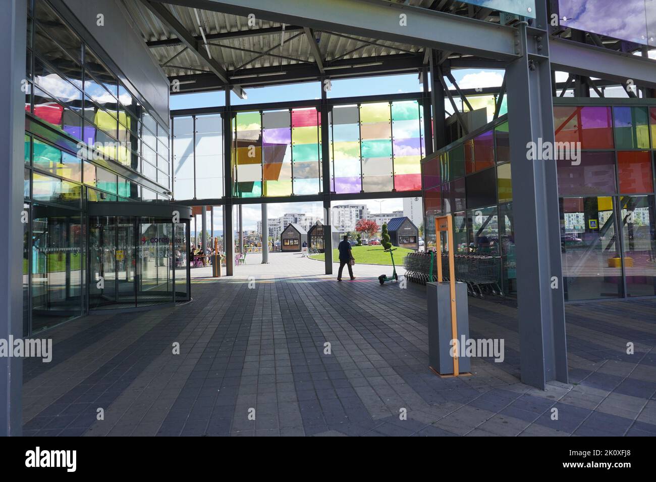 Moderne Mall mit abstrakten farbigen Glasmustern Stockfoto