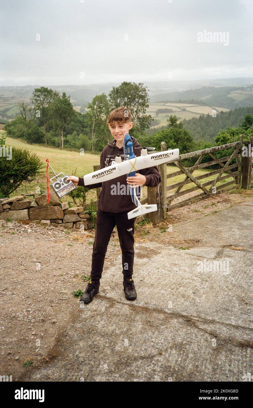 Junge mit einem funkgesteuerten Modellflugzeug, High Bickington, North Devon, England, Vereinigtes Königreich. Stockfoto