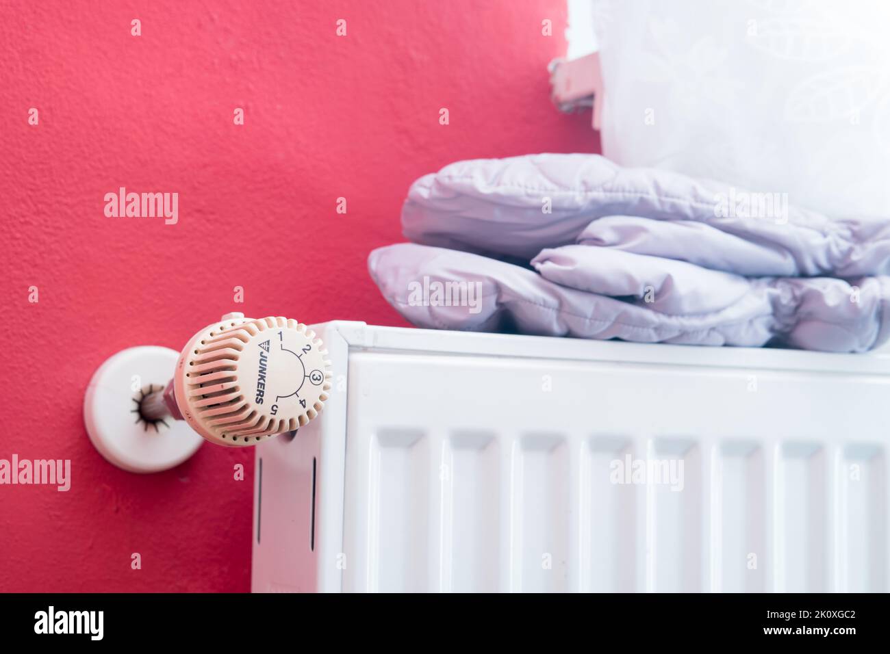 Junkers Heizkörperthermostat zur Temperatureinstellung. Konzept der Energiekrise in Europa. Teurer Strom und Gasmangel. Steigende Preise. Stockfoto