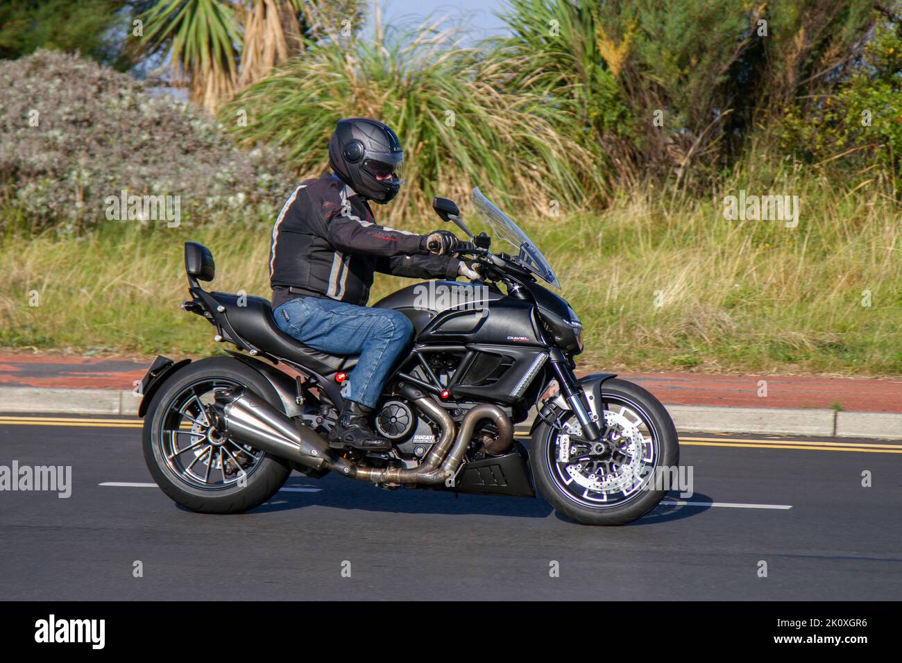 2014 DUCATI DIAVEL STRADA 1198cc; Ducatis flüssigkeitsgekühltes, 1.198cc Testastretta 11˚ L-Twin-Motorrad mit V-Twin-Testastretta-Motor auf der Strandpromenade in Southport, Großbritannien Stockfoto