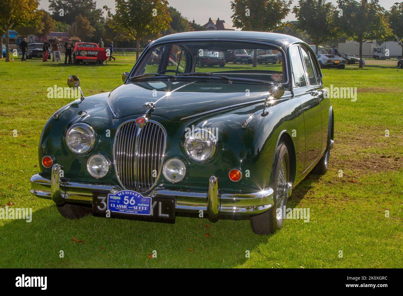 1962, 60s Sixties Green British Jaguar MK II 3400cc Benzinlimousine beim Southport Classic Car and Speed Event im Victoria Park Stockfoto