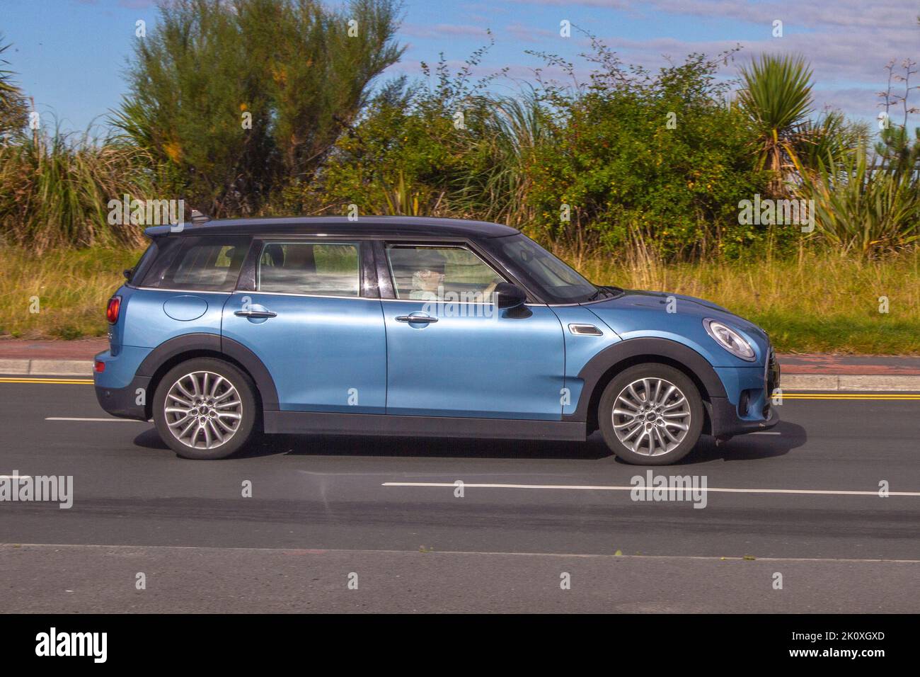 2017 Blue CLUBMAN COOPER 1499cc Benzin 7-Gang-Automatikgetriebe an der Strandpromenade in Southport, Großbritannien Stockfoto