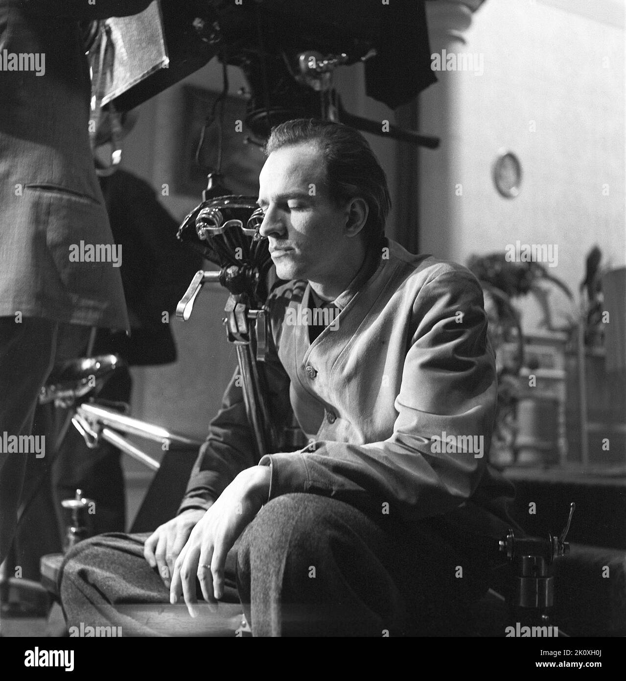 Ingmar Bergman. 1918-2007. Schwedischer Filmregisseur. Hier 1948 auf dem Filmset des Filmabends ist meine Zukunft. Kristoffersson AE48-10 Stockfoto