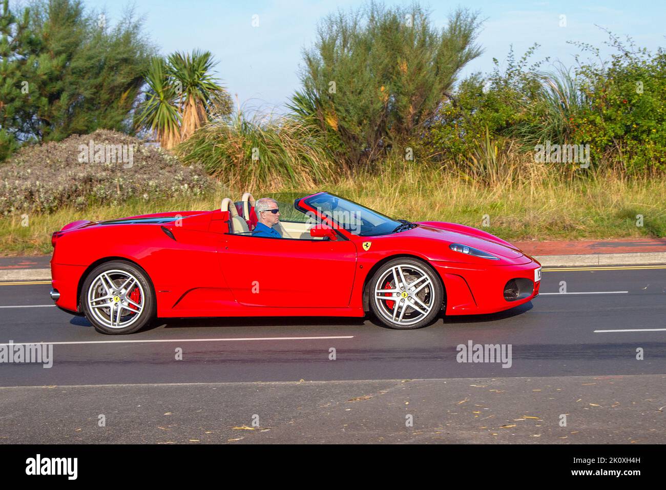 2005 Red FERRARI 4308cc Benziner 5-Gang Schaltgetriebe; beim Southport Classic Car and Speed Event an der Strandpromenade. VEREINIGTES KÖNIGREICH Stockfoto