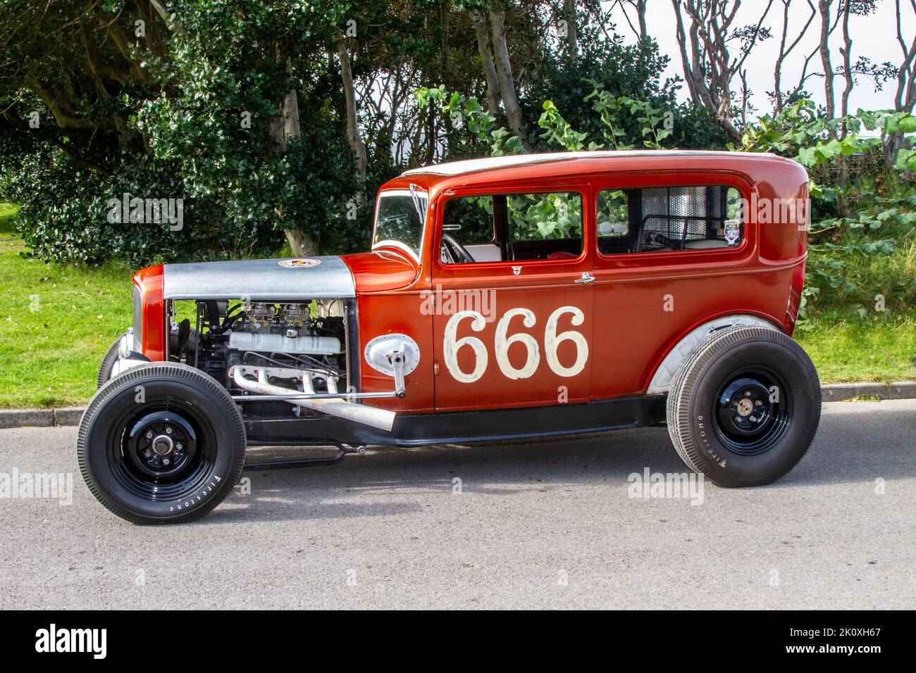 1930 30s 30er Jahre FORD 6600cc C.H.R. Speed Shop; 1930 Ford Council House Rat Cream und Red No. 666; ausgestellt auf der Southport Classic Car and Speed Veranstaltung an der Strandpromenade. Stockfoto