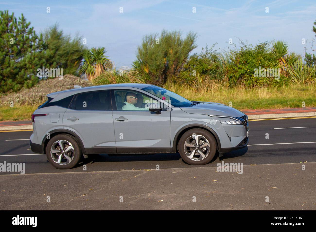 2022 Gray NISSAN QASHQAI N-CONNECTA DIG-T GHEV Hybrid Electric unterwegs an der Strandpromenade in Southport, Großbritannien Stockfoto