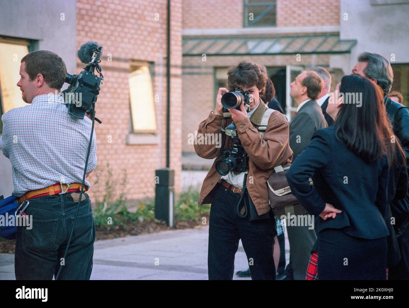 Journalisten auf der Royal Rota als Prinz Charles, der Prinz von Wales, neue Studentenwohnheime an der Cardiff University eröffnet, November 1995. Archivbild: Rob Watkins/Alamy Stockfoto