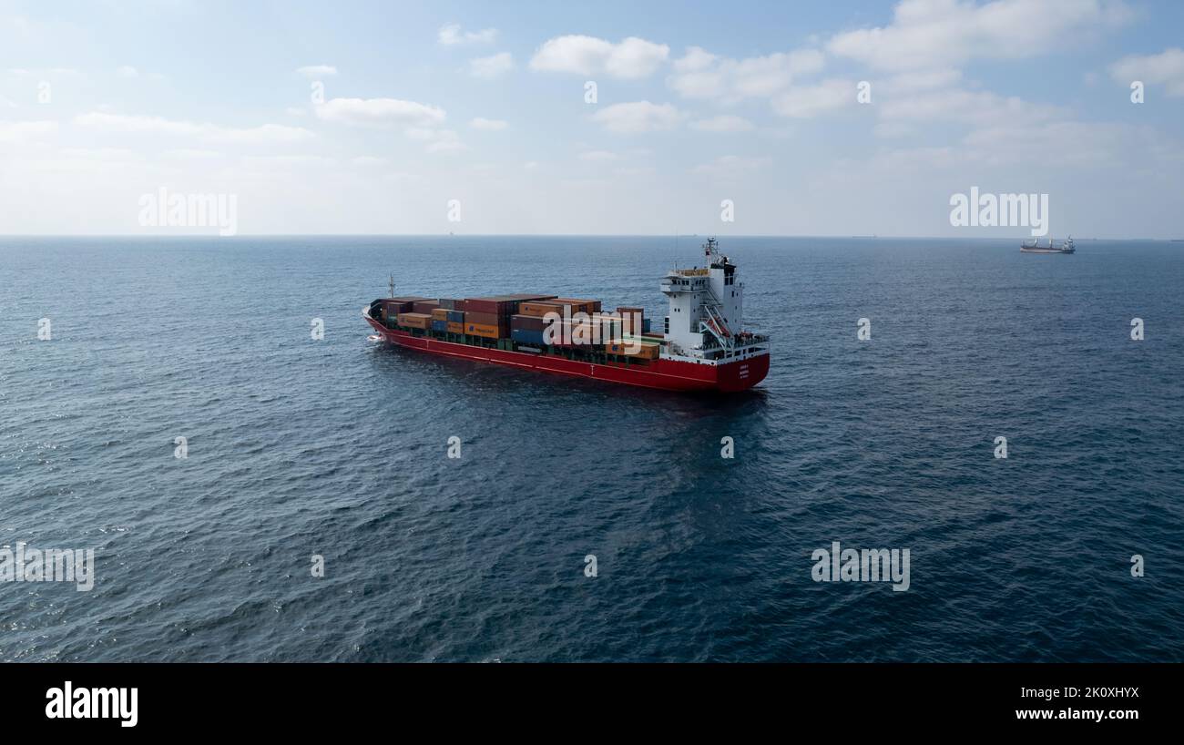 Mittelmeer - 3. August 2022: Internationale Container Frachtschiff, Übersee Frachttransport. Stockfoto